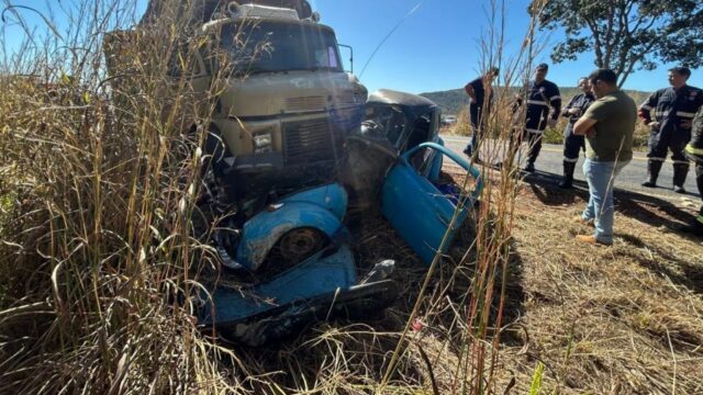 Homem morre em colisão frontal entre caminhão e Fusca na GO-139, em Corumbaíba