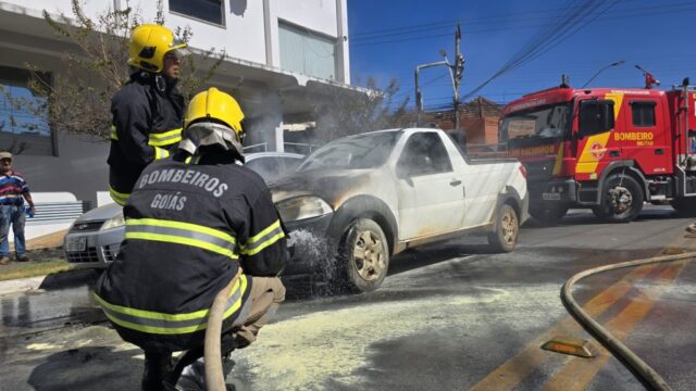 Utilitário pega fogo em movimento no centro de Catalão e mobiliza Corpo de Bombeiros