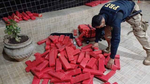PRF intercepta carro com mais de 140 kg de maconha na BR-050 em Catalão; dois homens são presos