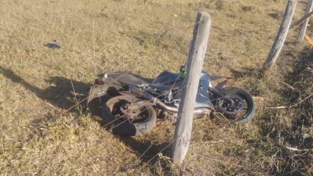 Motociclista sai da pista e colide contra cerca na GO-305 entre Anhanguera e Cumari; condutor fica gravemente ferido