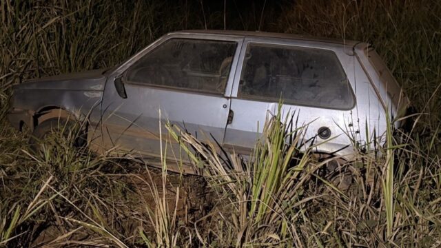 Motorista sai ilesa após carro sair da pista e cair em ribanceira na BR-050, em Catalão