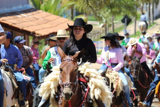 Cavalgada da ExpoCampo abre programação de festa agropecuária em Campo Alegre de Goiás neste domingo (8)