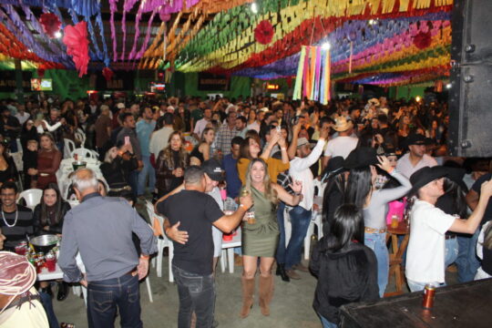 FOTOS: Multidão lota segundo dia da Festa da Custódia, com show animado e leilão tradicional em Catalão