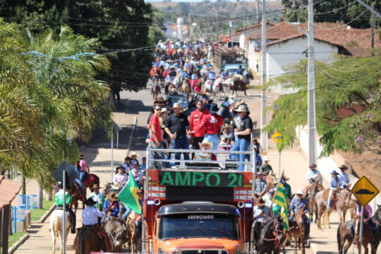 Cavalgada da ExpoCampo reúne multidão e abre programação da festa agropecuária em Campo Alegre de Goiás; FOTOS