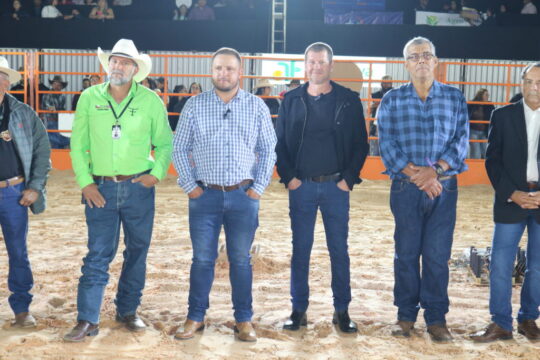 Expo Campo 2025 começa com rodeio, show de Brenno & Matheus e público de mais de 5 mil pessoas; veja fotos