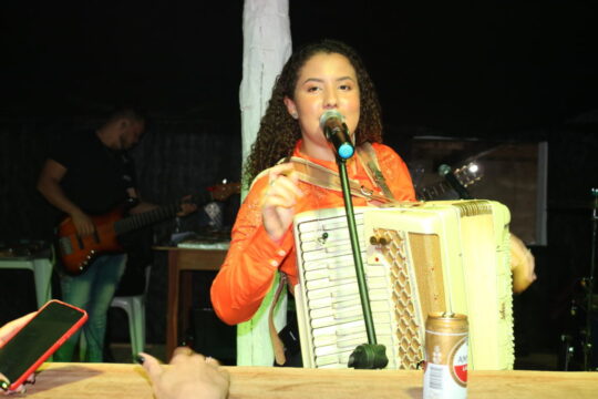 Noite de forró marca show de Maryedda Fernandes na Festa do Varão em Davinópolis