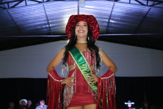 De cimento à coroa: servente de pedreiro vence concurso e vira Rainha da Festa do Peão de Marzagão