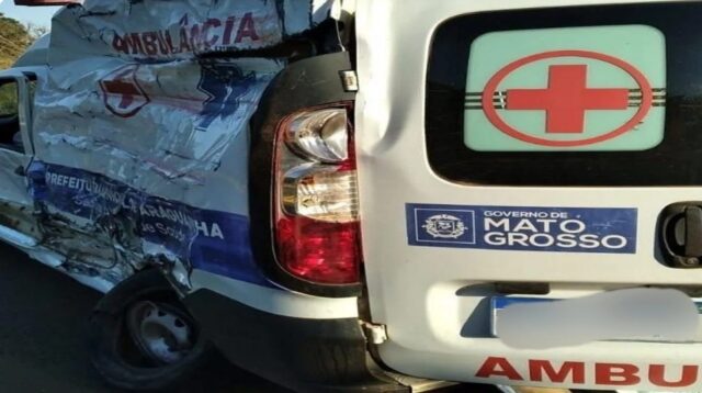 Enfermeiras morrem após colisão entre ambulância e caminhões na BR-364, em Mineiros