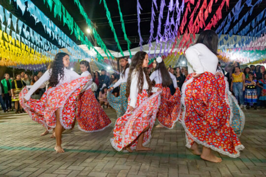 Arraiá da Educação reúne comunidade em noite de festa, cultura e música em Três Ranchos