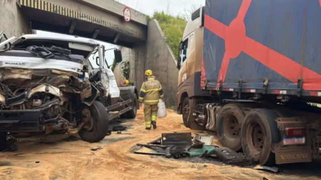 Caminhão e carreta colidem no pontilhão da BR-365 em Uberlândia; motorista fica ferido com fratura exposta