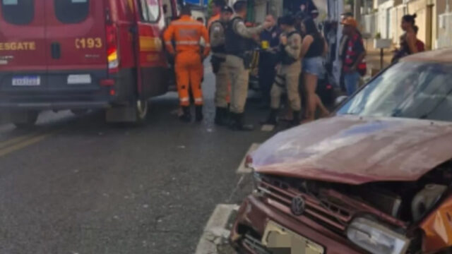 Duas crianças são projetadas para fora de carro em acidente com ambulância do SAMU em Araguari