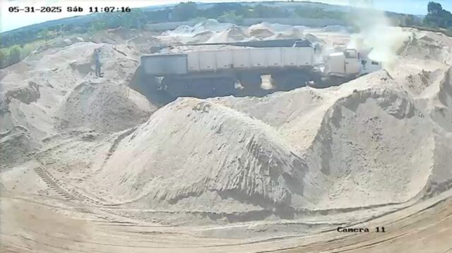 Pistão de caminhão quebra durante descarga de areia e atinge cabine em Catalão; VÍDEO