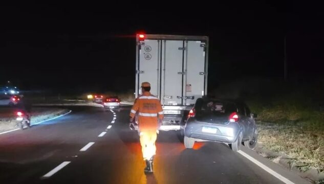 Engavetamento com cinco veículos interdita trecho da MGC-497 em Uberlândia