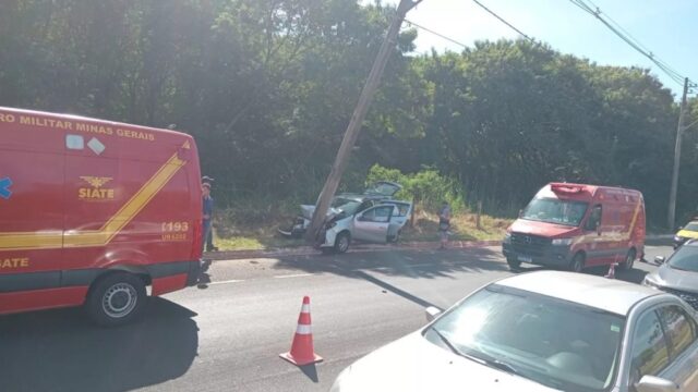 Colisão contra poste deixa três mulheres feridas na avenida Anselmo Alves dos Santos, em Uberlândia