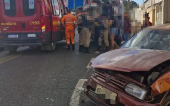 Duas crianças são arremessadas de carro após colisão com ambulância do SAMU em Araguari