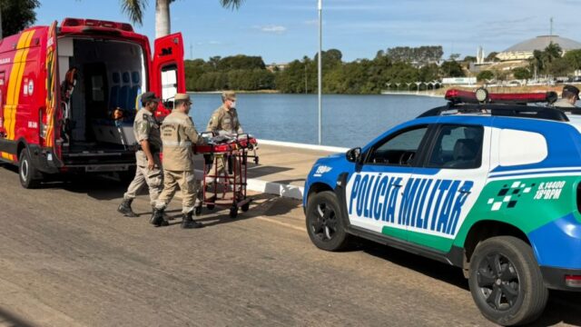 Polícia Militar ajuda a resgatar mulher após afogamento na represa do Clube do Povo, em Catalão