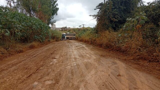 Caminhão carregado de fosfato causa congestionamento em rodovia de acesso às mineradoras em Catalão