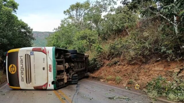 Ônibus tomba após colisão com caminhão e interdita rodovia MG-188 em Vazante (MG)