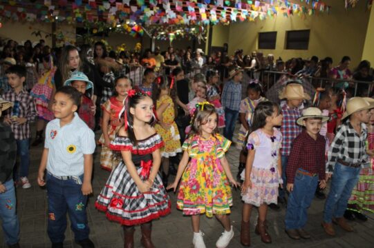 Arraiá da Escola Municipal Ediene da Silva Dias reúne comunidade em noite de tradição e alegria em Ouvidor