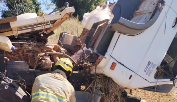 Caminhão carregado de ração capota e deixa uma pessoa morta e outra gravemente ferida na LMG-746, próximo a Grupiara