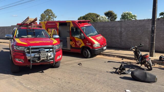 Casal fica ferido após motocicleta ser atingida por carro no bairro Monsenhor Souza, em Catalão