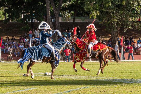 Santa Cruz de Goiás revive batalha histórica com emoção nas Cavalhadas 2025 - Por Lucas Machado
