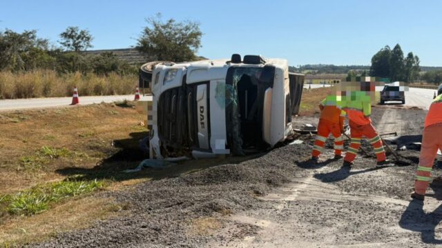 Motorista fica gravemente ferido após carreta tombar na BR-050, em Catalão