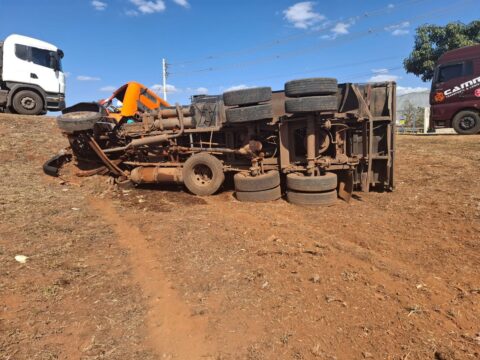 Caminhão carregado com brita tomba na MGC-452 em Uberlândia; motorista sofre ferimentos leves
