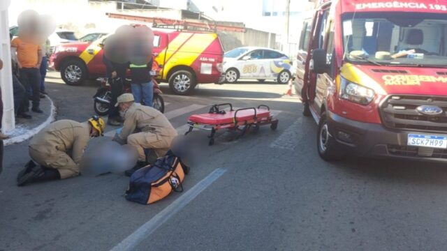 Mulher de 68 anos fica ferida em acidente entre carro e moto em Catalão