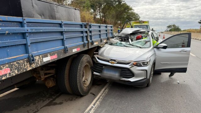 Colisão entre carro e caminhão deixa três pessoas feridas na BR-050, em Cumari