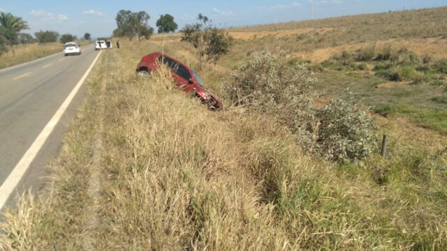 Motorista perde controle e sai da pista na GO-330, em Três Ranchos
