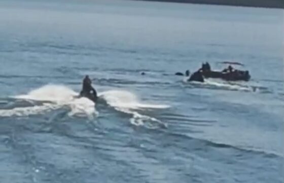 Embarcação naufraga no Lago Azul, em Três Ranchos; cinco pessoas são resgatadas