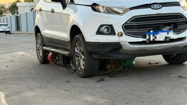 Moto para debaixo de carro após colisão na Rua Austrália, em Catalão; motociclista fica ferida