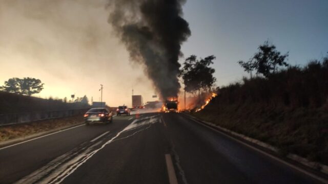 Ônibus pega fogo após possível pane na BR-060 em Abadia de Goiás; ninguém ficou ferido