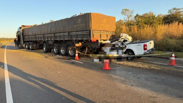 Colisão entre três veículos deixa dois mortos e dois feridos na BR-050, em Catalão