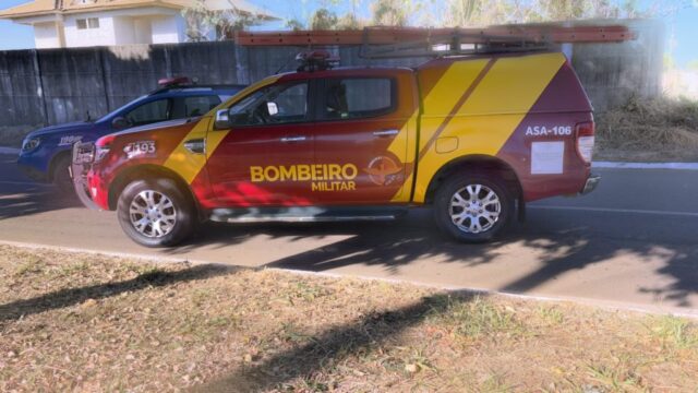Motocicleta colide na traseira de carro que foge sem prestar socorro em Catalão; duas pessoas ficam feridas