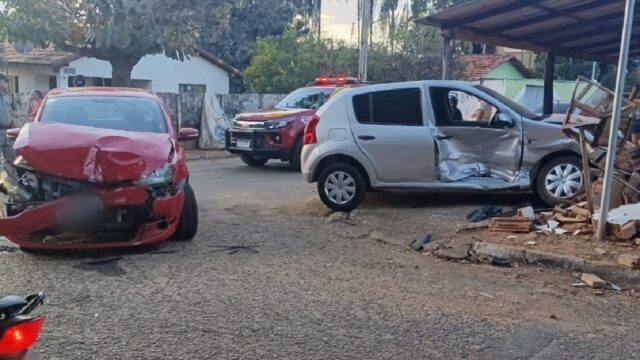 Colisão entre carros deixa duas mulheres feridas em Ipameri