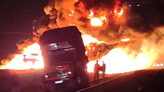 Colisão entre veículos de carga mata condutor na BR-153, em Morrinhos
