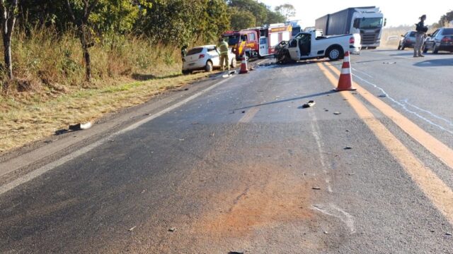 Colisão entre três veículos deixa dois mortos na BR-153, em Uruaçu