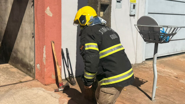 Incêndio atinge estrutura nos fundos de lote residencial em Catalão