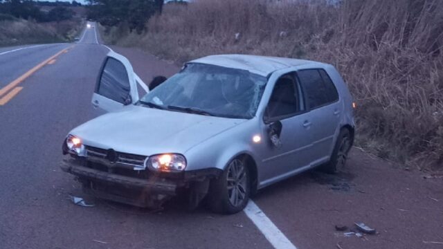 Motorista perde controle e carro bate em barranco na GO-210, em Goiandira