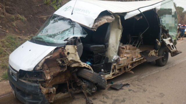 Caminhonete furgão e caminhão colidem na BR-352, em Abadia dos Dourados; motorista fica ferido
