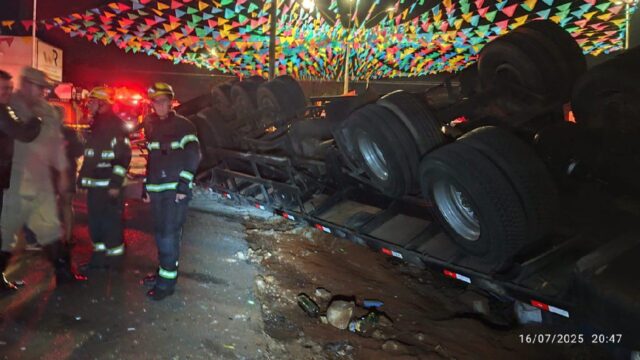 Motorista morre após caminhão tombar e cair em córrego em Itumbiara