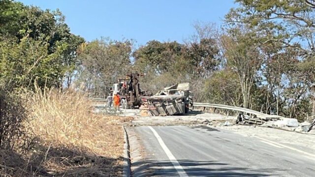 Caminhão carregado com cimento capota na MG-223, em Araguari