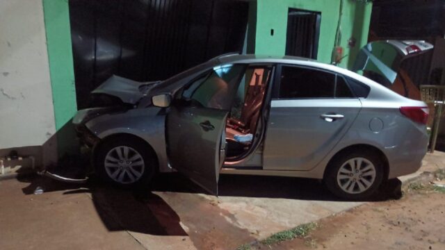 Condutor foge após colidir carro contra muro e deixar passageira ferida em Catalão