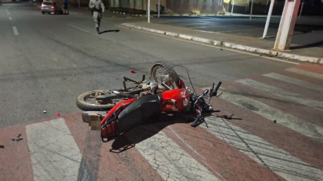 Motociclista fica gravemente ferido após colisão com carro no Bairro Santa Helena, em Catalão