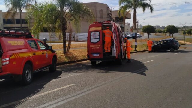 Adolescente fica ferido após capotamento de veículo no bairro Gávea, em Uberlândia