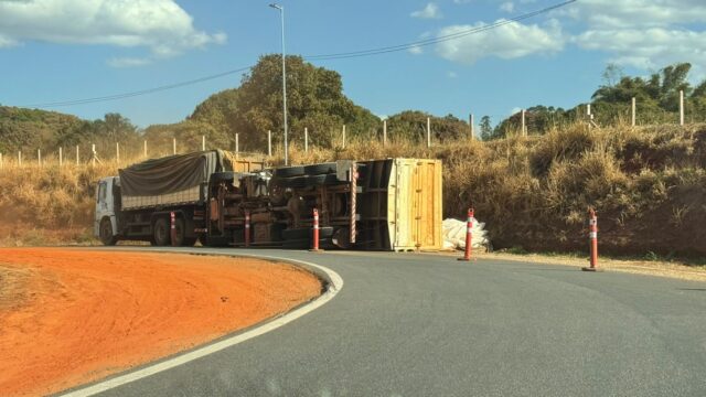 Caminhão carregado com ração tomba na BR-050, em Catalão