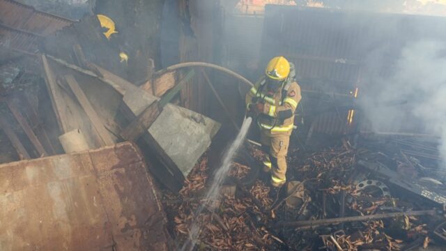 Incêndio de grandes proporções atinge depósito no Centro de Catalão; fogo ameaçou marcenaria vizinha