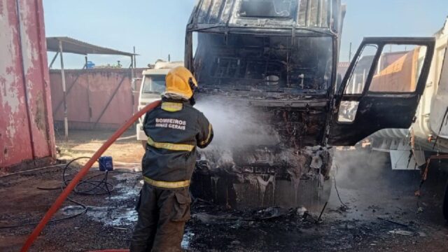 Incêndio atinge cabine de caminhão durante serviço de solda em Araguari